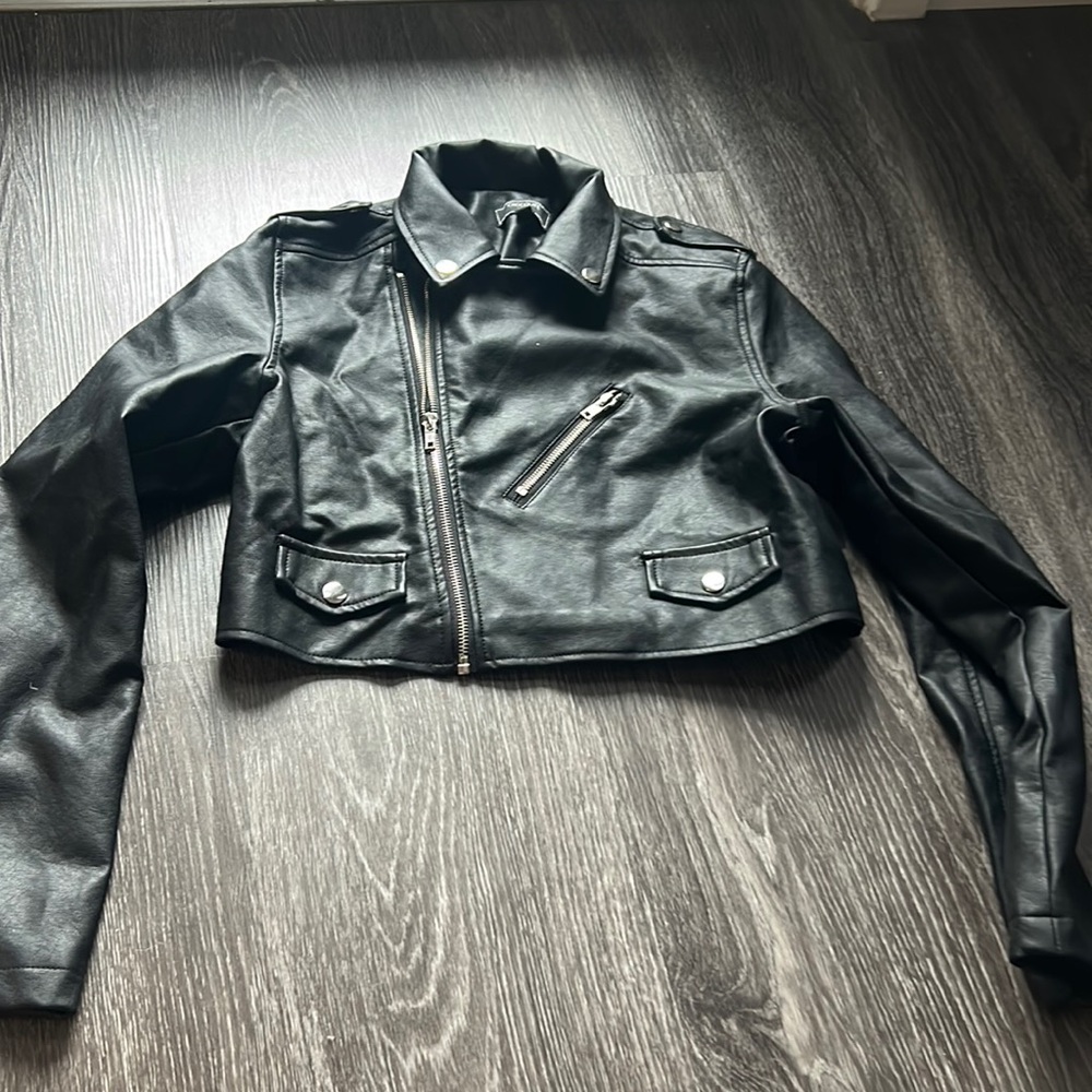 Cropped leather jacket